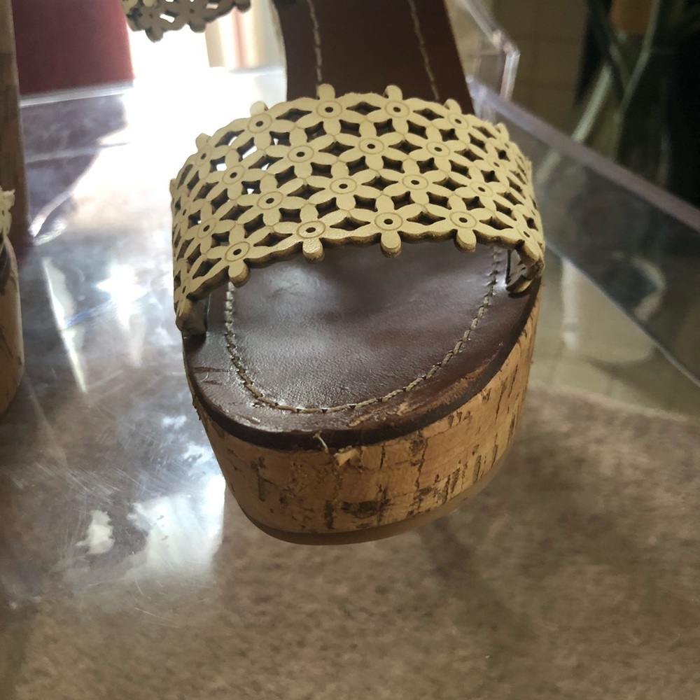 🌻Tory Burch Daisy Perforated Wedge🌻 - Picture 3 of 5